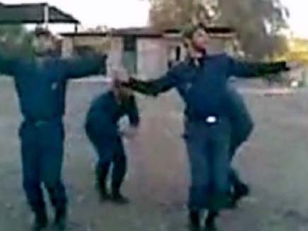 חיילים אירנים רוקדים ומצטלמים (צילום: חדשות 2)