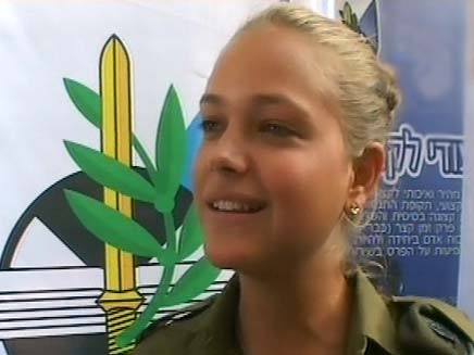אסתי גינזבורג מעודדת גיוס לצה"ל (צילום: חדשות 2)