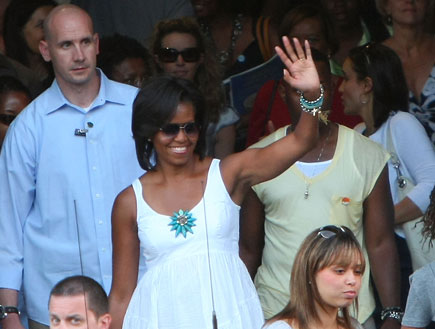 מישל אובאמה מנופפת (צילום: Christopher Furlong, GettyImages IL)