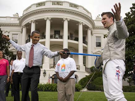 ברק אובמה עם חרב אור (צילום: CNN)