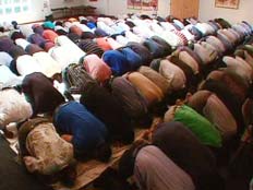 מוסלמים מתפללים בבית כנסת (צילום: חדשות 2)