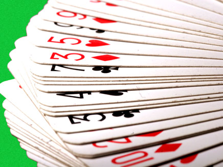 קלפי משחק  מונחים פרוסים על שולחן (צילום: שי פוקס)