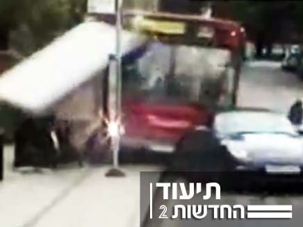 אוטובוס שנכנס במכונית (צילום: חדשות 2)
