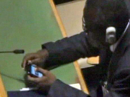 משחק בנייד בזמן נאומו של קדאפי (צילום: CNN)