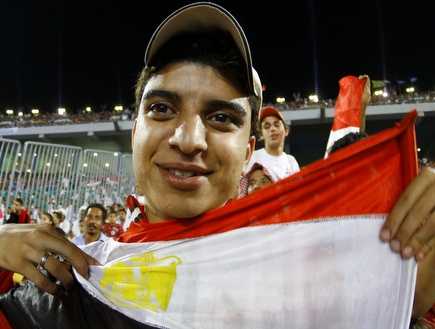 אוהד מצרי מאושר במהלך המשחק בקהיר (רויטרס) (צילום: מערכת ONE)