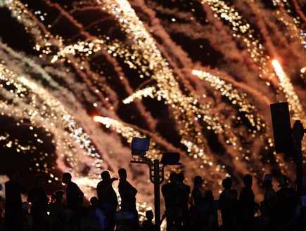 חגיגה מצרית ביציעים ובשמיים. 74 אלף אוהדים צפו במשחק הפתיחה (רויטר (צילום: מערכת ONE)