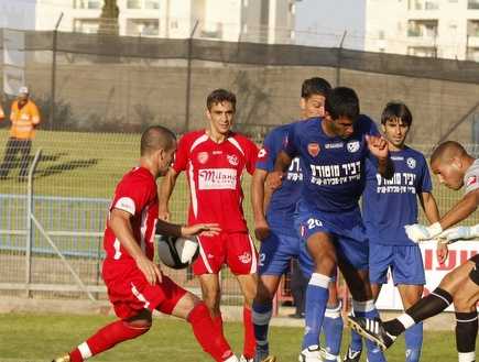 יניב והבה ונגר מנסים להרחיק את הסכנה (אמיר לוי) (צילום: מערכת ONE)