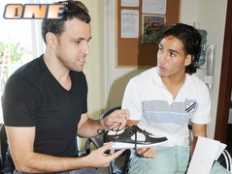 גולסה מקבל זוג נעליים (האתר הרשמי של מכבי חיפה) (צילום: מערכת ONE)