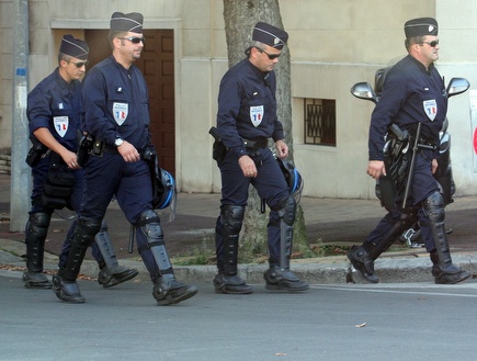 אנשי הביטחון הצרפתים דרוכים לפני המשחק בבורדו (עמית מצפה) (צילום: מערכת ONE)