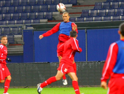 דאגלס דה סילבה עולה לכדור גובה במהלך האימון בגרמניה (אתר הפועל ת&a (צילום: מערכת ONE)