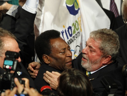 פלה חוגג עם נשיא ברזיל, לולה, לאחר שהתקבלה ההחלטה (רויטרס) (צילום: מערכת ONE)