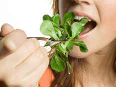 אישה אוכלת עלים ירוקים (צילום: mabe123, Istock)