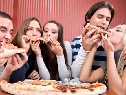 חבורת אנשים אוכלים פיצה (צילום: Zlatko Kostic, Istock)
