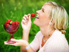 אישה אוכלת תותים