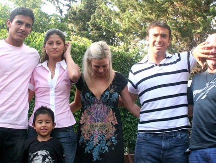 פדרו גלבאן ואיבן גארידו עם משפחותיהם (קובי אליהו) (צילום: מערכת ONE)
