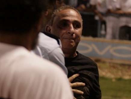 משה דמאיו בסערת רגשות באצטדיון האורווה (תומר גבאי) (צילום: מערכת ONE)