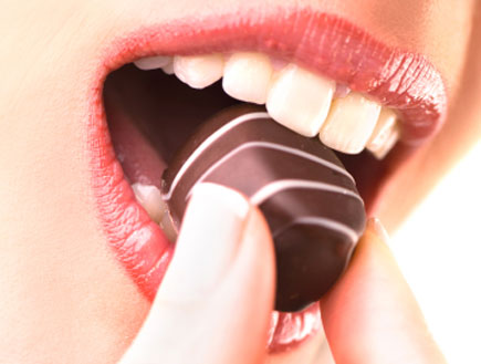 בחורה אוכלת שוקולד (צילום: pmtavares, Istock)
