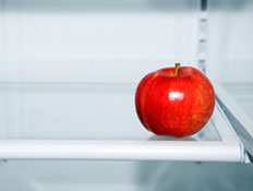 תפוח על מדף במקרר (צילום: stacey_newman, Istock)