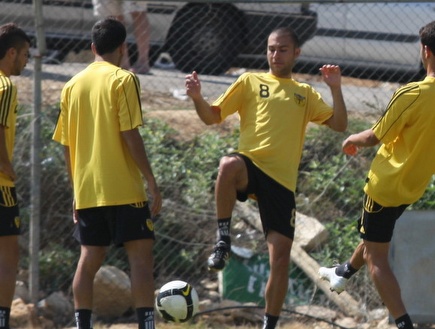 ברוכיאן מקפיץ את הכדור (גיא בן זיו) (צילום: מערכת ONE)