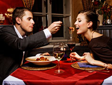 גבר מאכיל אישה בפסטה במסעדה איטלקית (צילום: flisk, Istock)
