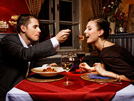 גבר מאכיל אישה בפסטה במסעדה איטלקית (צילום: flisk, Istock)