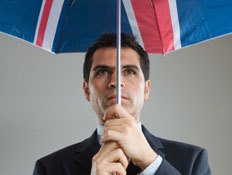 גבר בריטי עם חליפה ומטריה (צילום: Izabela Habur, Istock)