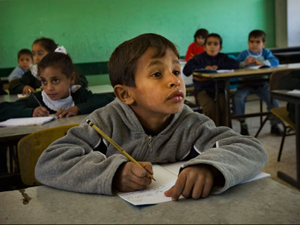 ילדים פלסטיניים בכתה (צילום: AP)