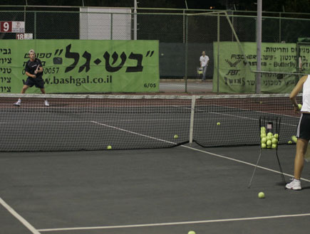 גיא גיאור משחק טניס, פפראצי (צילום: אלעד דיין)