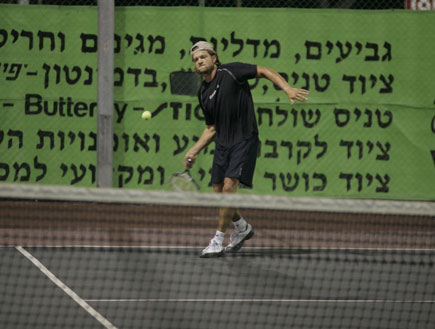 גיא גיאור משחק טניס, פפראצי (צילום: אלעד דיין)