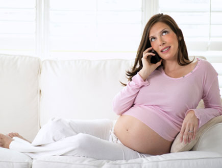 אישה בהריון בטלפון (צילום: istockphoto)