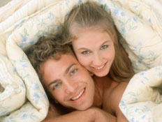 זוג בלונדינים במיטה- זוג במשחק אינטימי במיטה (צילום: Nancy Brown, GettyImages IL)