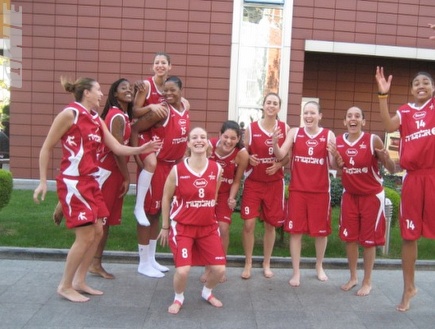 בנות רמת השרון חוגגות בטורניר בטורקיה (צילום: מערכת ONE)