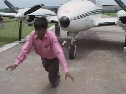הודי שגורר מטוס עם האוזניים (צילום: חדשות 2)