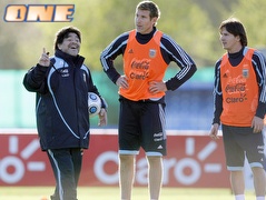 מראדונה באימון נבחרת ארגנטינה. יהיה כשיר למונדיאל... (רויטרס) (צילום: מערכת ONE)