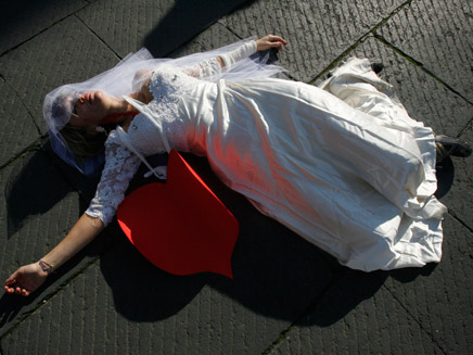 כלה שמתה מירי בעלה בשוגג (צילום: איי פי)