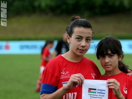 ילדות המשתתפות במרכז פרס לשלום (שי לוי) (צילום: מערכת ONE)