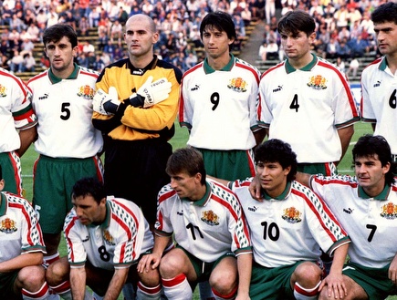 קוסטדינוב (יושב ראשון מימין) ונבחרת בולגריה. עשו את הבלתי יאומן (ר (צילום: מערכת ONE)