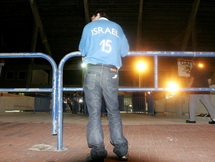 אוהד בודד של נבחרת ישראל מחוץ לר&"ג, שעה וחצי לפני המשחק (אמיר (צילום: מערכת ONE)