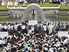 תושבי הירושימה בתפילה מול האנדרטה לניספים (רויטרס) (צילום: מערכת ONE)