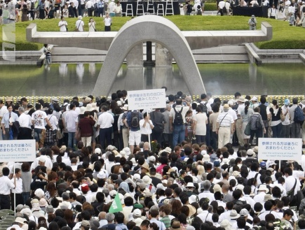 תושבי הירושימה בתפילה מול האנדרטה לניספים (רויטרס) (צילום: מערכת ONE)