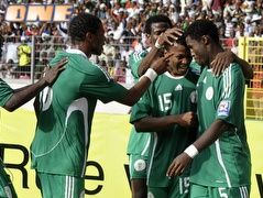 שחקני ניגריה מברכים את אובינה (רויטרס) (צילום: מערכת ONE)