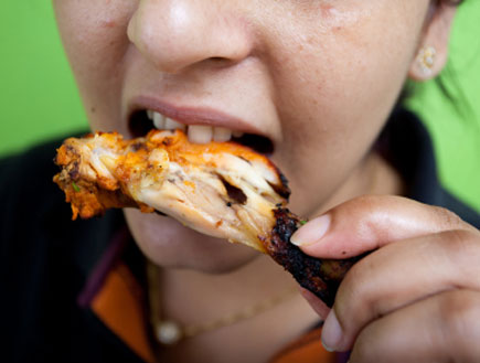 בחורה אוכלת פולקע (צילום: istockphoto)