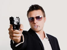 איש יורה- אקדחים (צילום: AnnettVauteck, Istock)