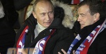 פוטין ומדבדב. ראש הממשלה נגד שאלקה? (רויטרס) (צילום: מערכת ONE)