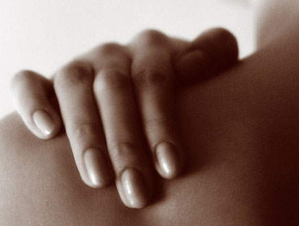 כף יד של אישה על כתף של גבר (צילום: istockphoto)