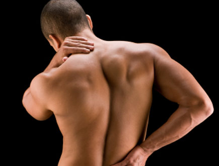 גוף עירום של גבר מהגב (צילום: ALEAIMAGE, Istock)