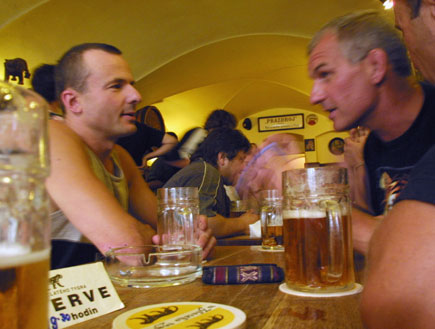 שני גברים שותים בירה בפראג (צילום: Sean Gallup, GettyImages IL)