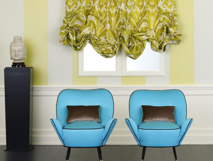 שני כיסאות כחולים- כתבת עיצוב צבעים (יח``צ: רנבי)