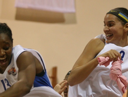 נואל קווין משמאל. מדובר בשחקנית WNBA לגיטימית (קובי אליהו) (צילום: מערכת ONE)