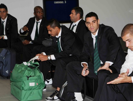 שחקני חיפה מחכים למזוודות באיטליה (האתר הרשמי של מכבי חיפה) (צילום: מערכת ONE)